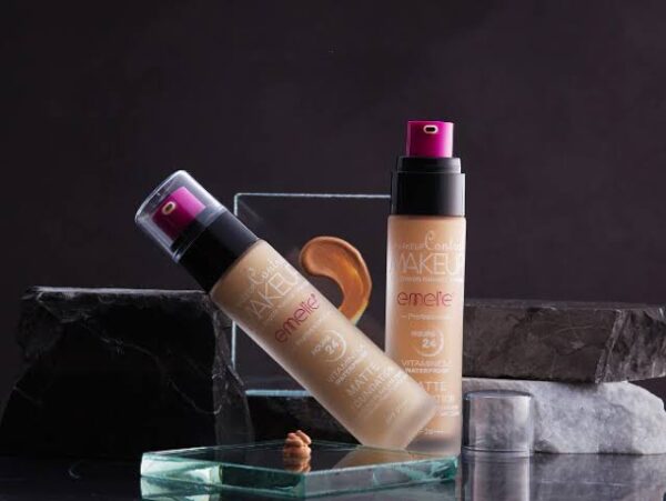 Emelie Matte Foundation SPF20 - Image 2
